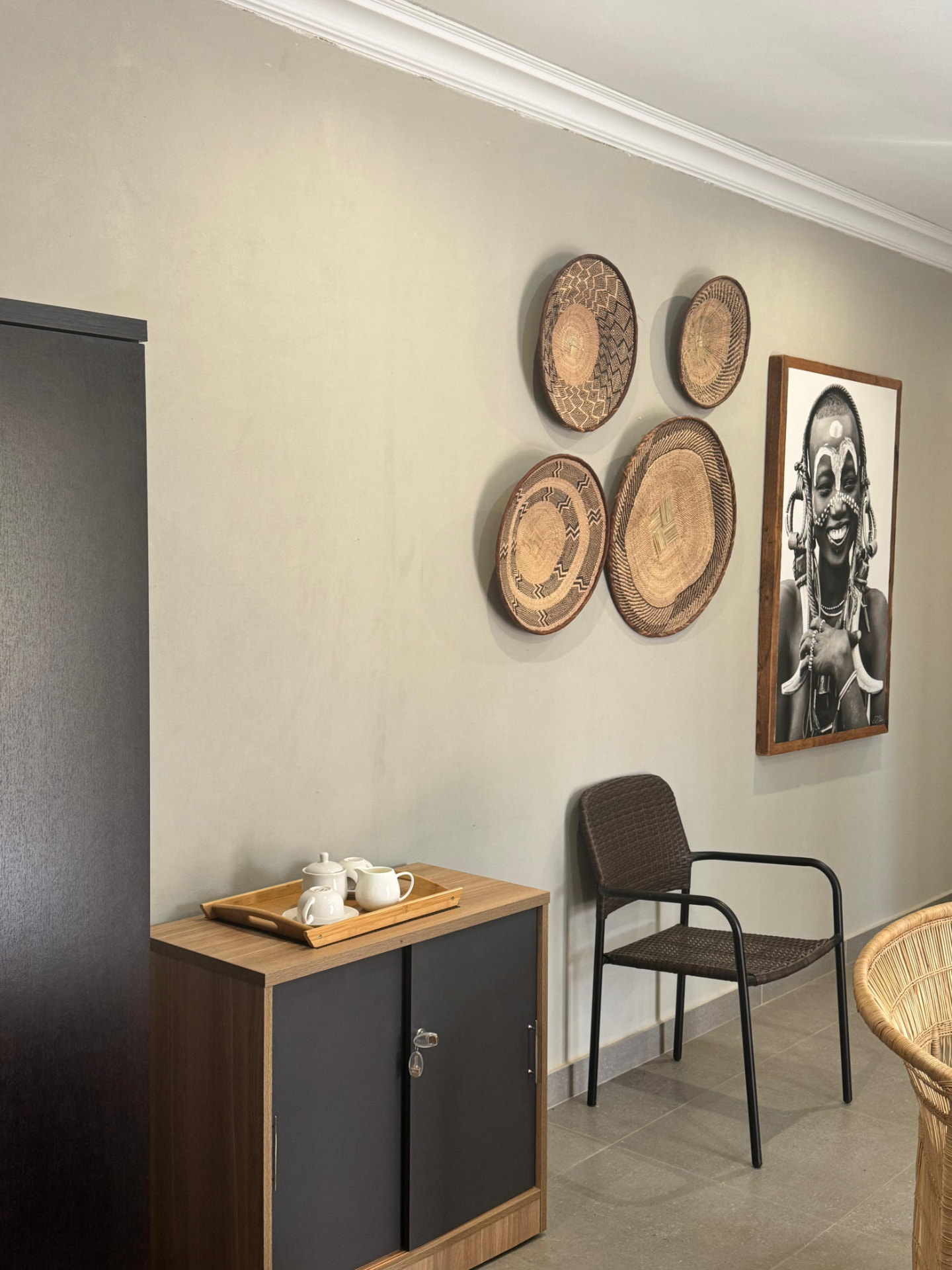 Tea tray and basket wall in a guest room